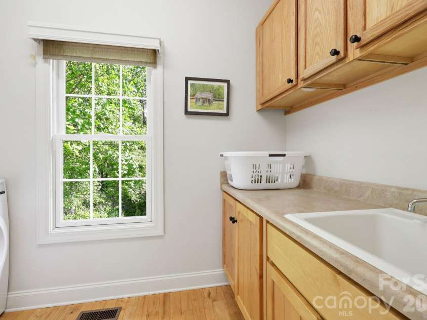 89 Dallas Drive, Hendersonville, NC 28739.  MLS# CAR4374123, YatesRealty ID 19007. 