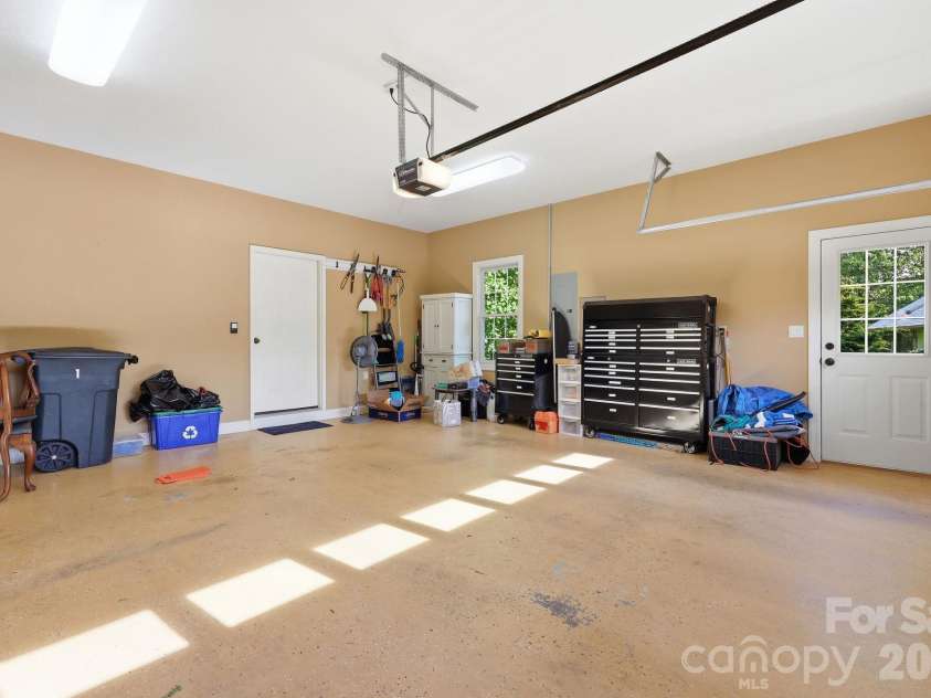 89 Dallas Drive, Hendersonville, NC 28739.  MLS# CAR4374123, YatesRealty ID 19007. 
