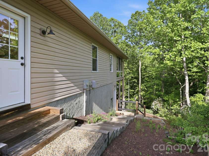 89 Dallas Drive, Hendersonville, NC 28739.  MLS# CAR4374123, YatesRealty ID 19007. 