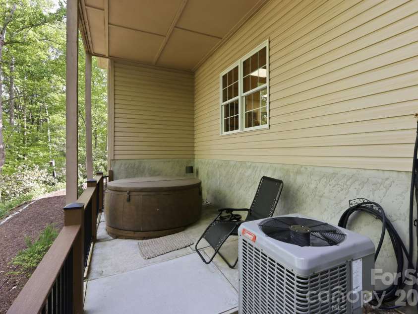 89 Dallas Drive, Hendersonville, NC 28739.  MLS# CAR4374123, YatesRealty ID 19007. 