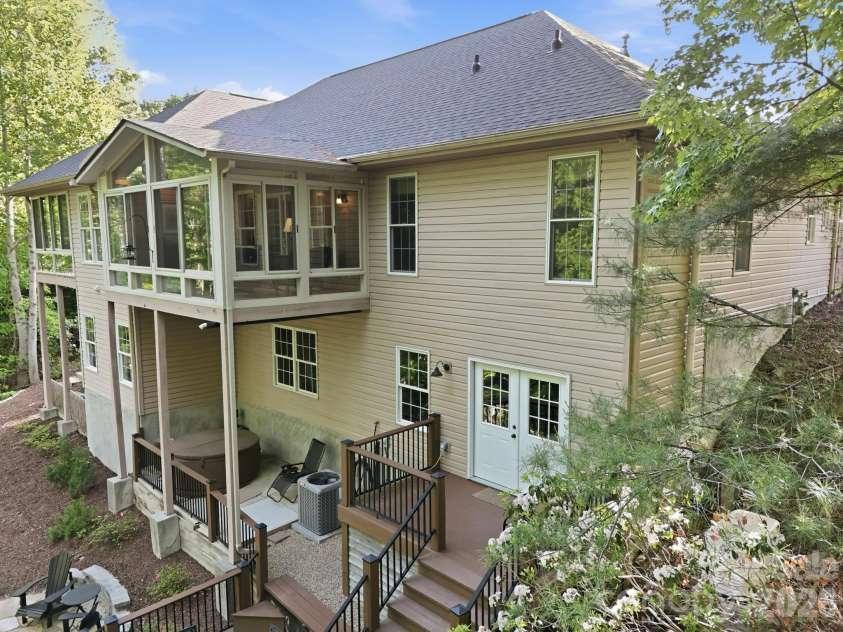 89 Dallas Drive, Hendersonville, NC 28739.  MLS# CAR4374123, YatesRealty ID 19007. 