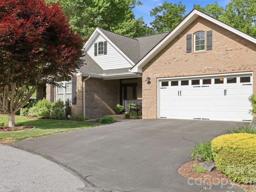 89 Dallas Drive, Hendersonville, NC 28739.  MLS# CAR4374123, YatesRealty ID 19007. 
