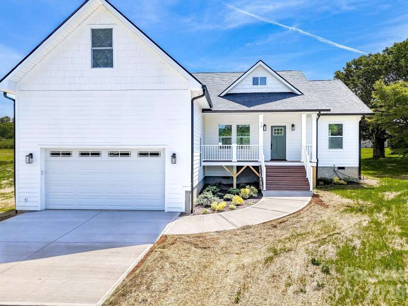 72 Canary Lane, Hendersonville, NC 28792.  MLS# CAR4364304, YatesRealty ID 19008. 