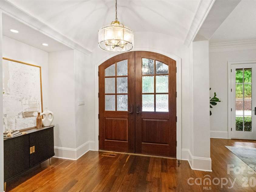 9105 Island Point Road, Charlotte, NC 28278.  MLS# CAR4329226, YatesRealty ID 19009. Entryway