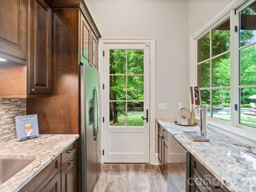 9105 Island Point Road, Charlotte, NC 28278.  MLS# CAR4329226, YatesRealty ID 19009. Kitchenette/Bar (accessible from gym and pool)