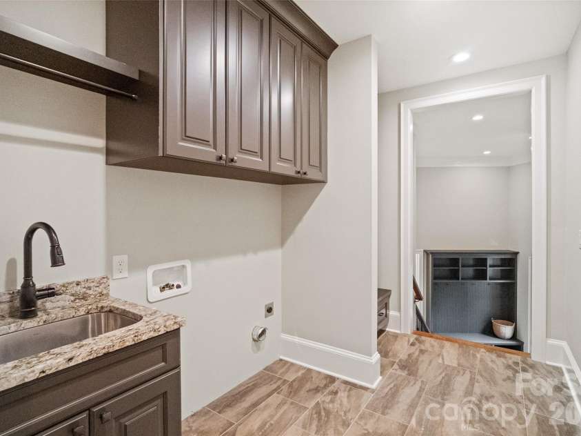 9105 Island Point Road, Charlotte, NC 28278.  MLS# CAR4329226, YatesRealty ID 19009. Laundry