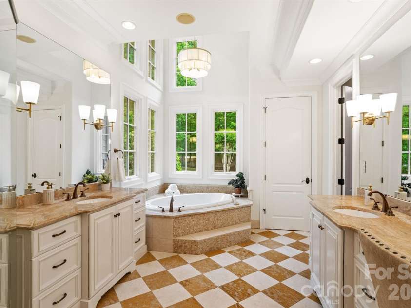 9105 Island Point Road, Charlotte, NC 28278.  MLS# CAR4329226, YatesRealty ID 19009. Primary En Suite Bath