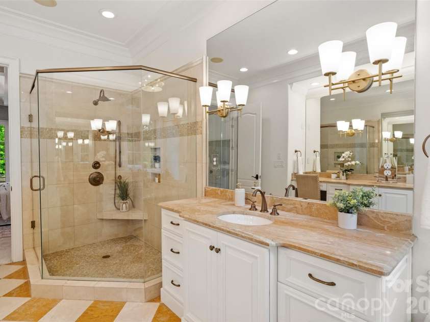 9105 Island Point Road, Charlotte, NC 28278.  MLS# CAR4329226, YatesRealty ID 19009. Primary En Suite Bath
