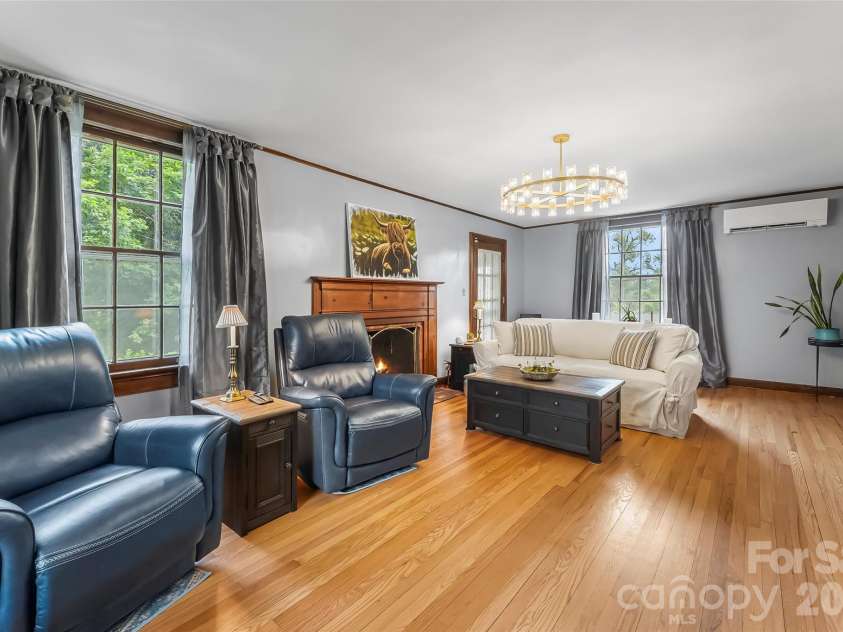 9 Crescent Drive, Marion, NC 28752.  MLS# CAR4370205, YatesRealty ID 19010. Main floor living space