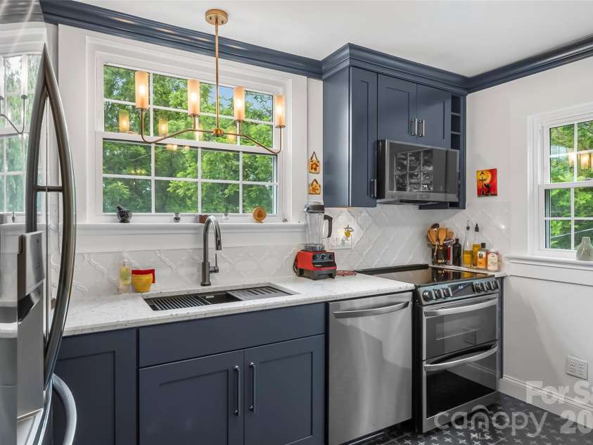 9 Crescent Drive, Marion, NC 28752.  MLS# CAR4370205, YatesRealty ID 19010. *Newly* Redisigned and updated kitchen