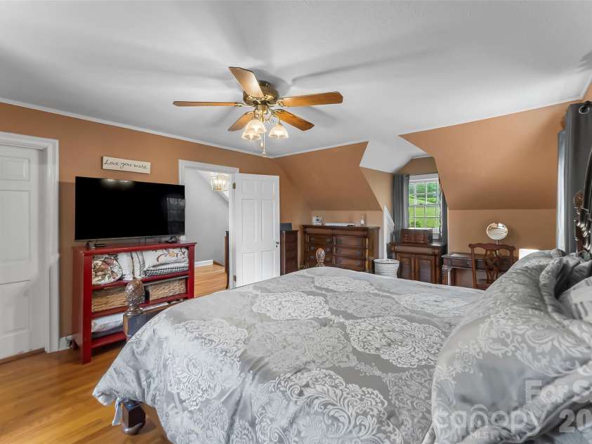 9 Crescent Drive, Marion, NC 28752.  MLS# CAR4370205, YatesRealty ID 19010. Primary Bedroom