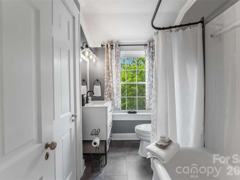 9 Crescent Drive, Marion, NC 28752.  MLS# CAR4370205, YatesRealty ID 19010. Second floor bath