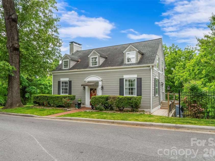 9 Crescent Drive, Marion, NC 28752.  MLS# CAR4370205, YatesRealty ID 19010. Side porch #1 view
