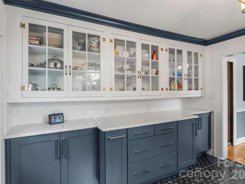 9 Crescent Drive, Marion, NC 28752.  MLS# CAR4370205, YatesRealty ID 19010. So much space for cooking