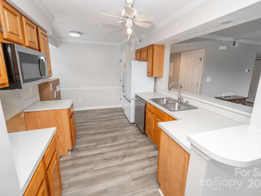 5833 Harris Grove Lane, Charlotte, NC 28212.  MLS# CAR4254761, YatesRealty ID 19011. Kitchen