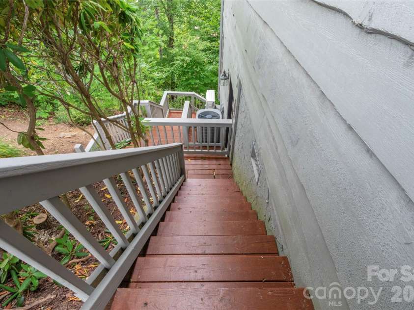 135 Club House Drive, Burnsville, NC 28714.  MLS# CAR4366066, YatesRealty ID 19014. 