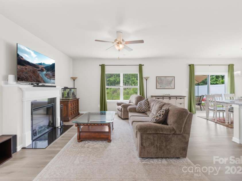 5204 Belstone Lane, Charlotte, NC 28215.  MLS# CAR4264366, YatesRealty ID 19016. Great Room