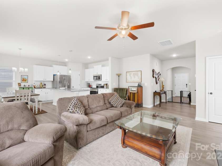 5204 Belstone Lane, Charlotte, NC 28215.  MLS# CAR4264366, YatesRealty ID 19016. Great Room