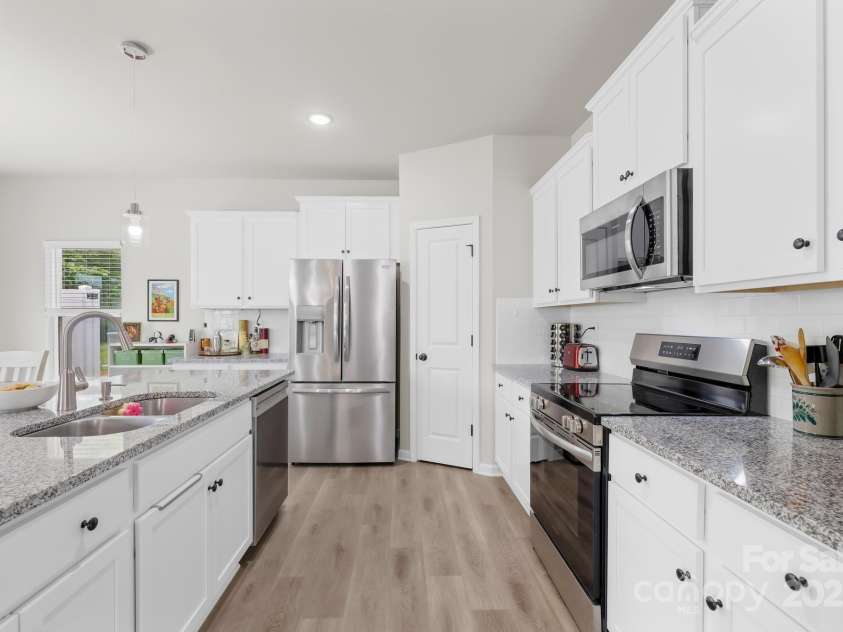 5204 Belstone Lane, Charlotte, NC 28215.  MLS# CAR4264366, YatesRealty ID 19016. Kitchen