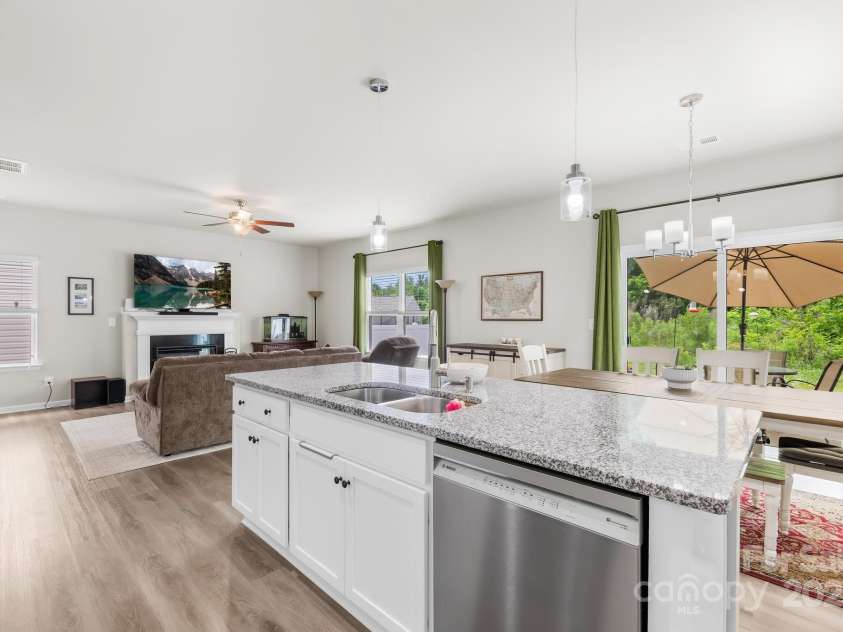 5204 Belstone Lane, Charlotte, NC 28215.  MLS# CAR4264366, YatesRealty ID 19016. Kitchen