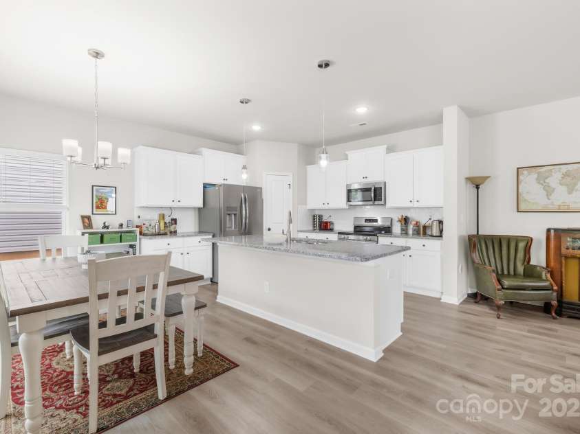 5204 Belstone Lane, Charlotte, NC 28215.  MLS# CAR4264366, YatesRealty ID 19016. Kitchen
