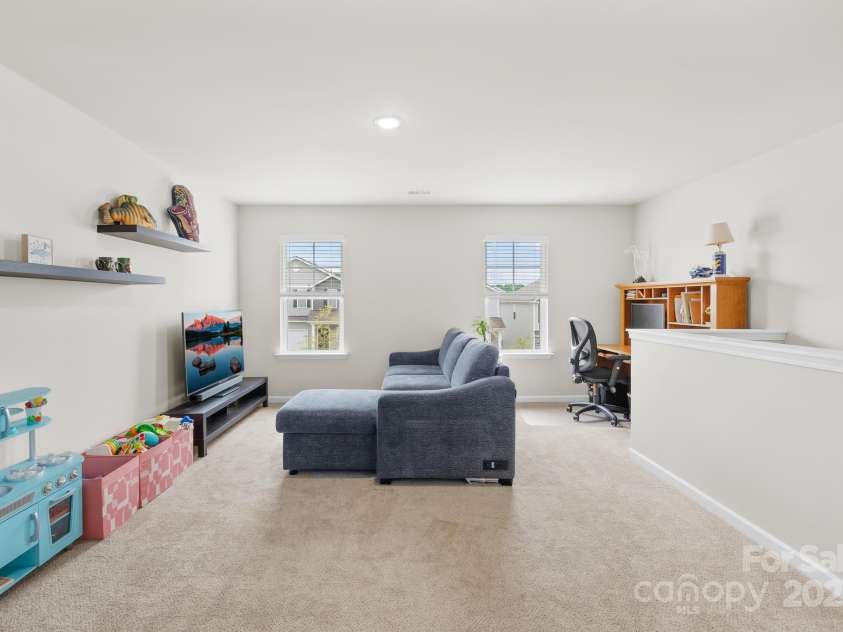 5204 Belstone Lane, Charlotte, NC 28215.  MLS# CAR4264366, YatesRealty ID 19016. Loft
