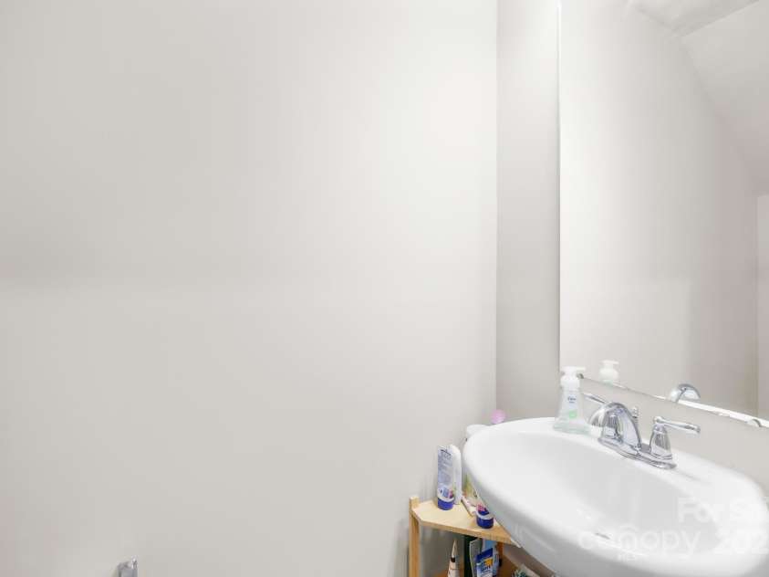 5204 Belstone Lane, Charlotte, NC 28215.  MLS# CAR4264366, YatesRealty ID 19016. Powder Room