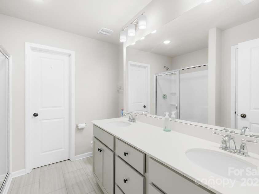 5204 Belstone Lane, Charlotte, NC 28215.  MLS# CAR4264366, YatesRealty ID 19016. Primary Bathroom