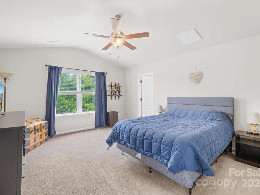 5204 Belstone Lane, Charlotte, NC 28215.  MLS# CAR4264366, YatesRealty ID 19016. Primary Bedroom