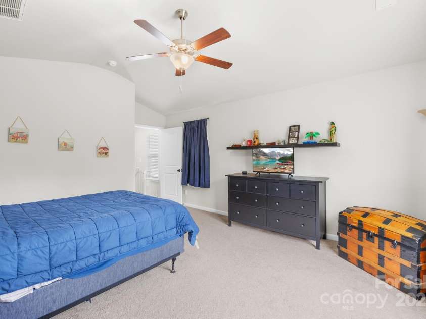 5204 Belstone Lane, Charlotte, NC 28215.  MLS# CAR4264366, YatesRealty ID 19016. Primary Bedroom