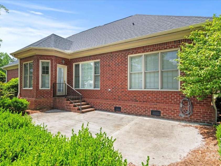 600 Robinhood Drive, Cheraw, SC 29520.  MLS# CAR4254686, YatesRealty ID 19018. 