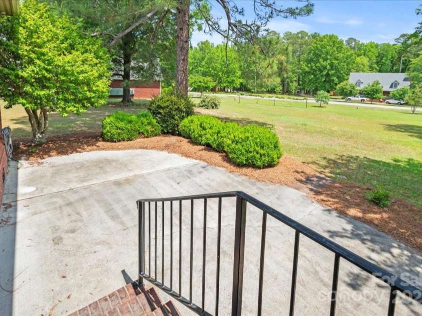 600 Robinhood Drive, Cheraw, SC 29520.  MLS# CAR4254686, YatesRealty ID 19018. 