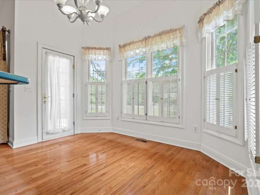 600 Robinhood Drive, Cheraw, SC 29520.  MLS# CAR4254686, YatesRealty ID 19018. 