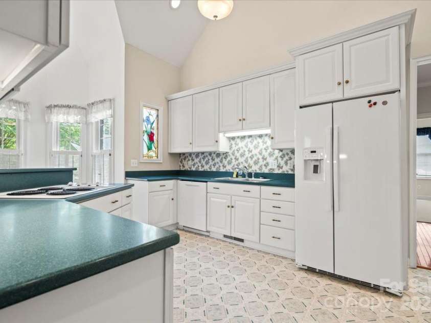 600 Robinhood Drive, Cheraw, SC 29520.  MLS# CAR4254686, YatesRealty ID 19018. 