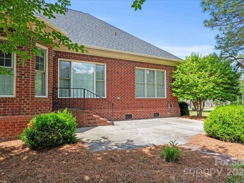 600 Robinhood Drive, Cheraw, SC 29520.  MLS# CAR4254686, YatesRealty ID 19018. 