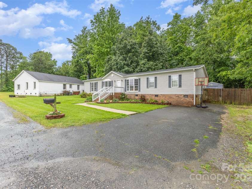 403 Carpenter Parker Lane, Rock Hill, SC 29730.  MLS# CAR4256895, YatesRealty ID 19019. 