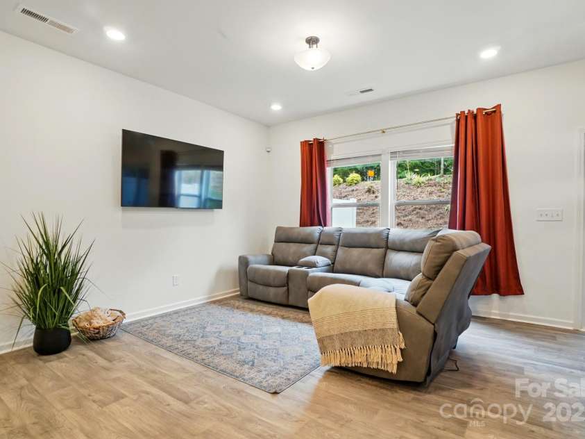 2018 Crooked Oak Lane, York, SC 29745.  MLS# CAR4260210, YatesRealty ID 19021. 