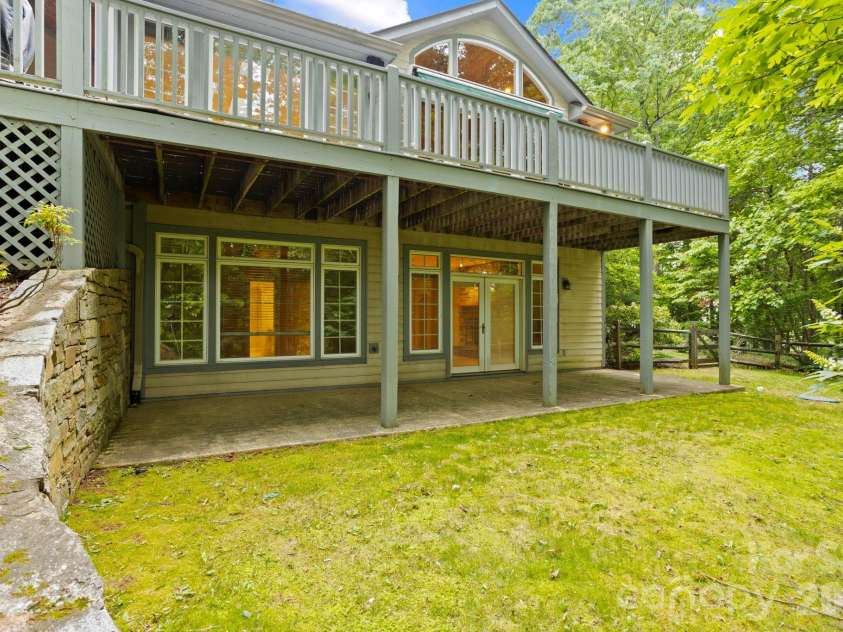 132 Berry Creek Drive, Flat Rock, NC 28731.  MLS# CAR4378684, YatesRealty ID 19023. 