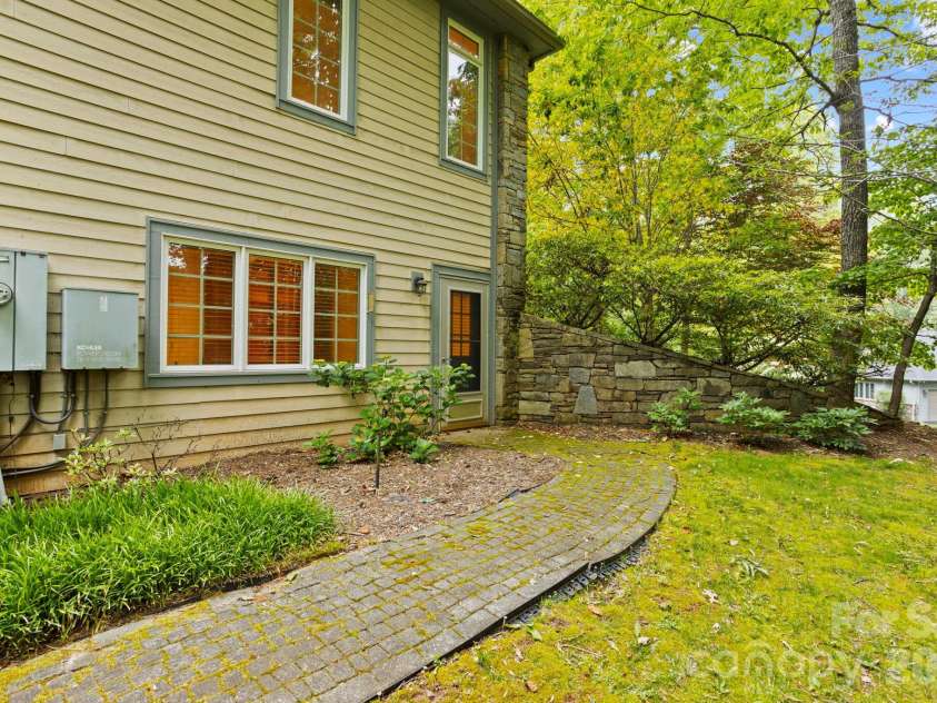 132 Berry Creek Drive, Flat Rock, NC 28731.  MLS# CAR4378684, YatesRealty ID 19023. 
