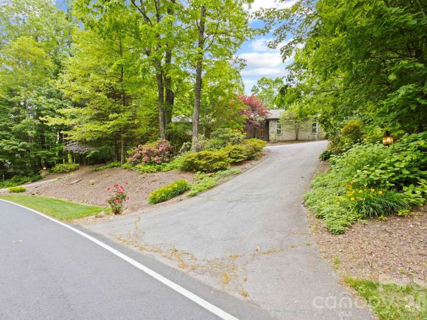 132 Berry Creek Drive, Flat Rock, NC 28731.  MLS# CAR4378684, YatesRealty ID 19023. 