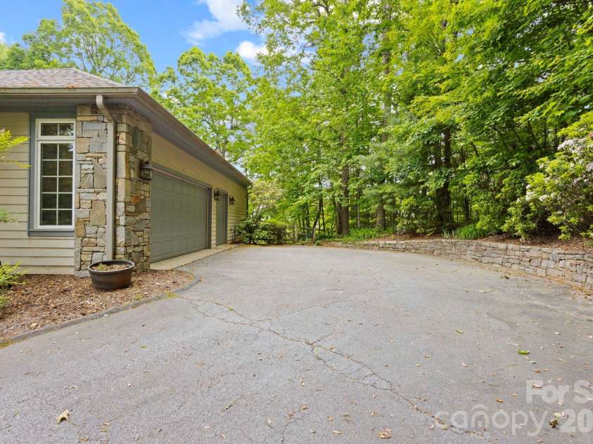 132 Berry Creek Drive, Flat Rock, NC 28731.  MLS# CAR4378684, YatesRealty ID 19023. 