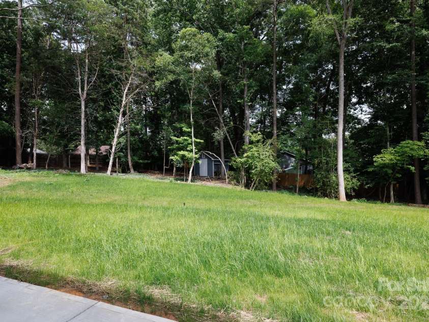 512 Beverly Circle, Charlotte, NC 28270.  MLS# CAR4267378, YatesRealty ID 19023. 