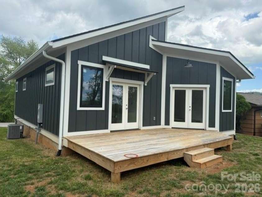 5 Locust Street, Asheville, NC 28804.  MLS# CAR4376756, YatesRealty ID 19024. Nice back deck