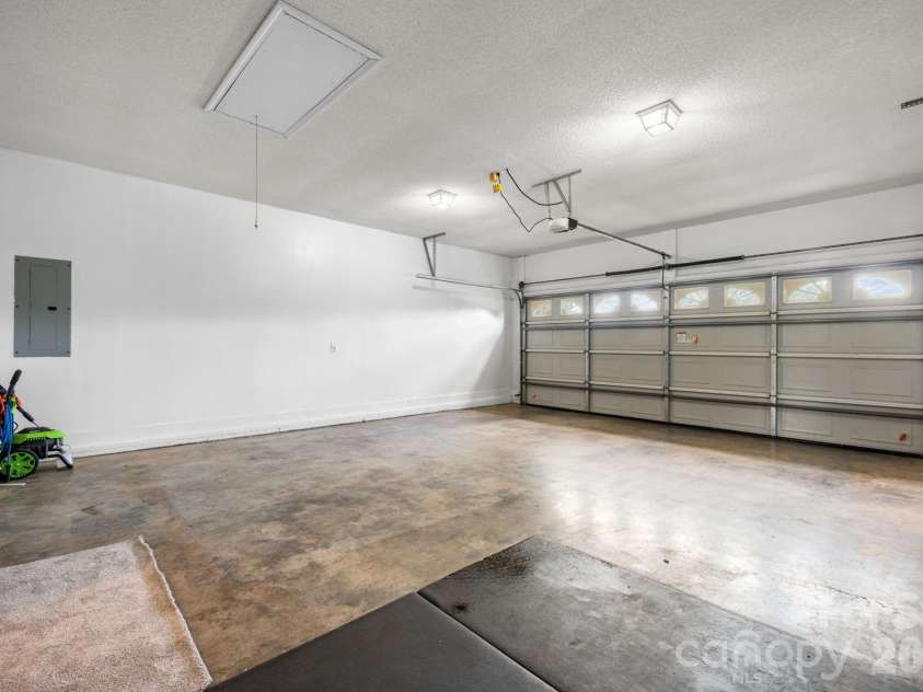 3992 Brickfield Street, Hickory, NC 28602.  MLS# CAR4402540, YatesRealty ID 19026. 2 car garage