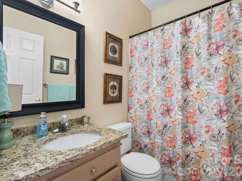 3992 Brickfield Street, Hickory, NC 28602.  MLS# CAR4402540, YatesRealty ID 19026. 2nd full bathroom