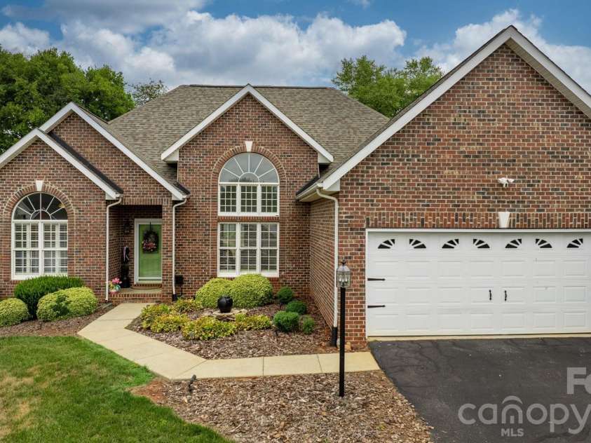 3992 Brickfield Street, Hickory, NC 28602.  MLS# CAR4402540, YatesRealty ID 19026. 