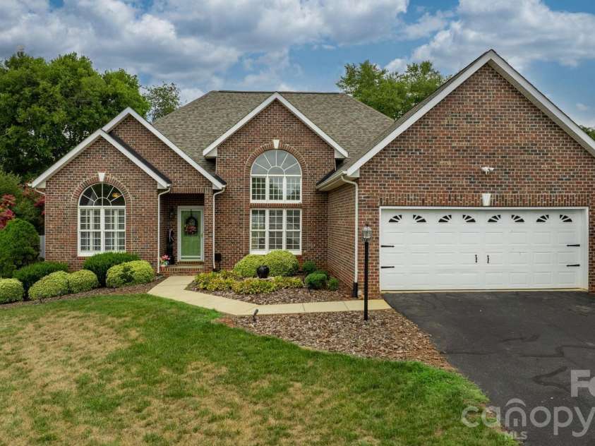 3992 Brickfield Street, Hickory, NC 28602.  MLS# CAR4402540, YatesRealty ID 19026. 