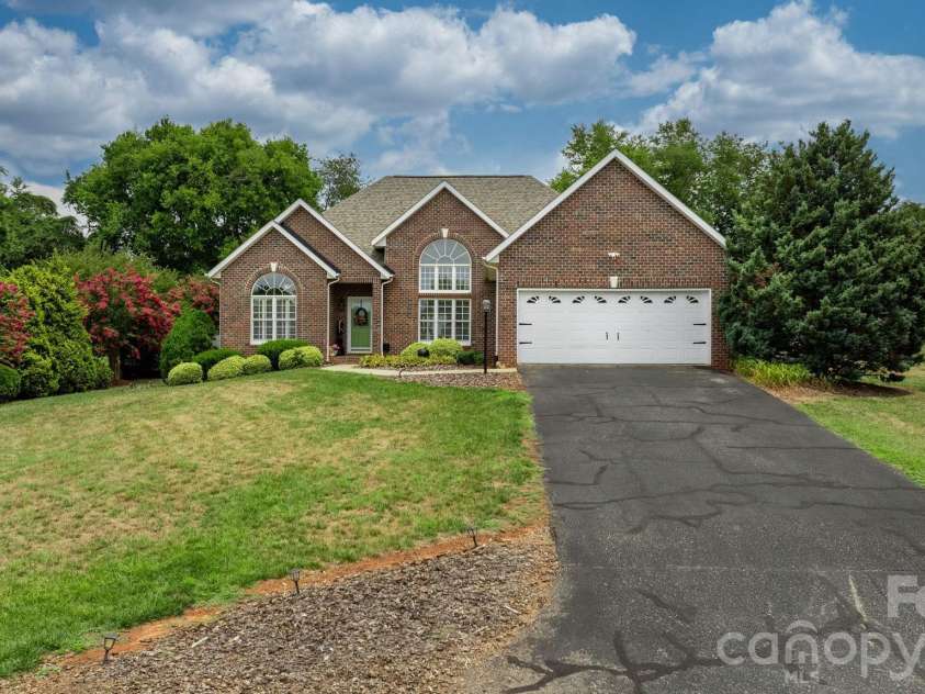 3992 Brickfield Street, Hickory, NC 28602.  MLS# CAR4402540, YatesRealty ID 19026. 