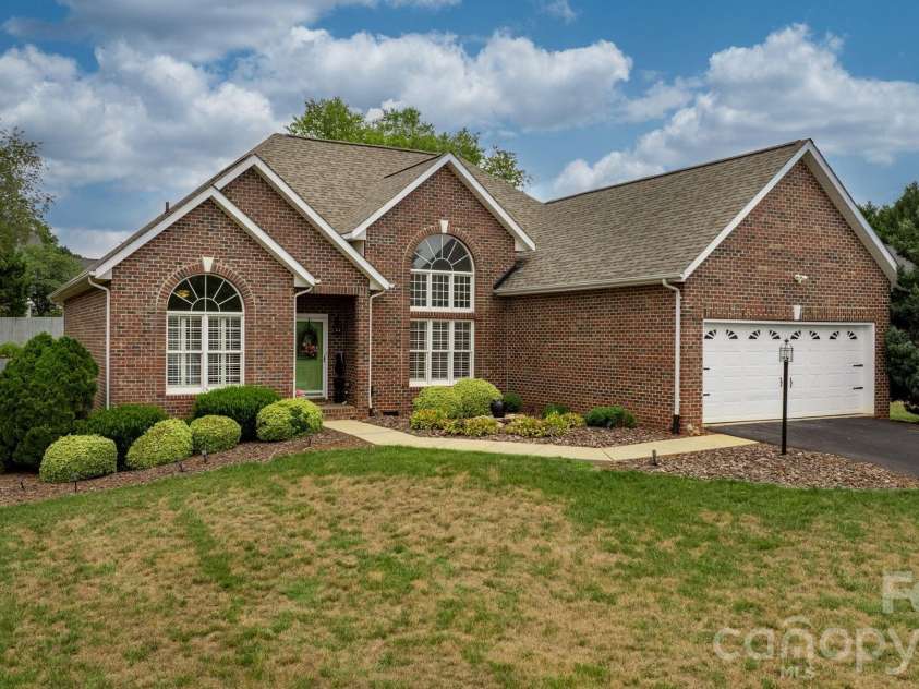 3992 Brickfield Street, Hickory, NC 28602.  MLS# CAR4402540, YatesRealty ID 19026. 