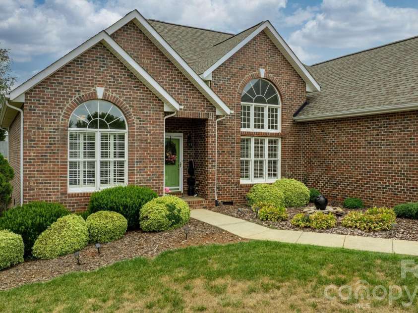 3992 Brickfield Street, Hickory, NC 28602.  MLS# CAR4402540, YatesRealty ID 19026. 